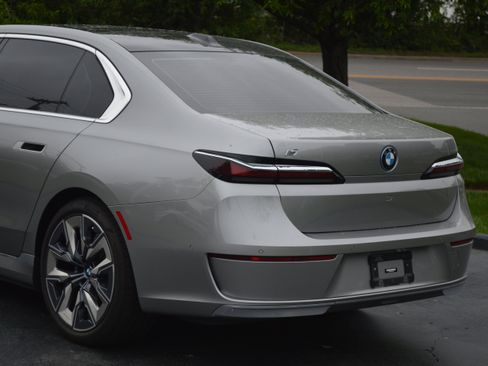 Certified 2023 BMW i7 xDrive60 AWD/4WD image 3