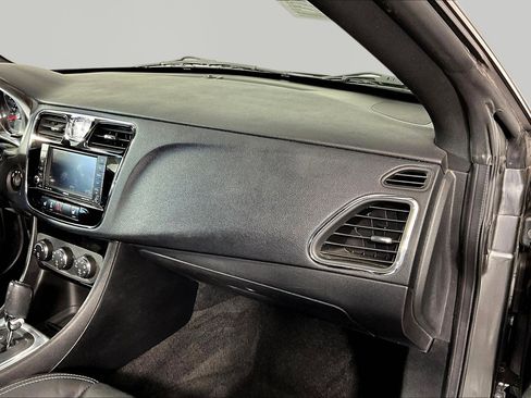 Used 2011 Chrysler 200 S FWD image 23