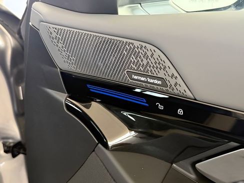 Used 2025 BMW 530i w/ Premium Package image 33