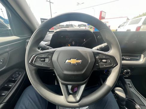 Used 2025 Chevrolet TrailBlazer LT AWD/4WD image 17