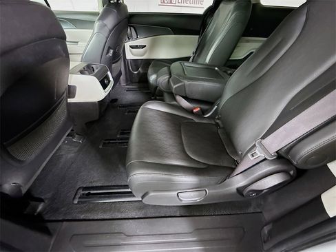 Used 2023 Kia Carnival LX image 27