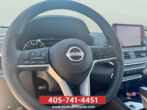 Used 2025 Nissan Altima 2.5 SV FWD image 15
