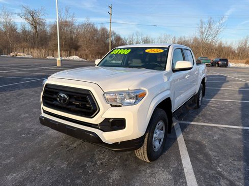 Used 2022 Toyota Tacoma SR image 2