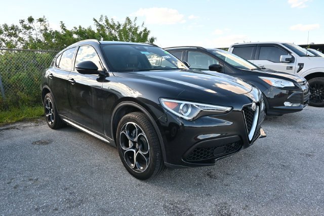 Used 2023 Alfa Romeo Stelvio Ti AWD/4WD image 19
