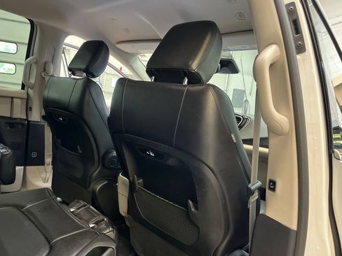 Used 2023 Chrysler Pacifica Touring-L FWD image 33
