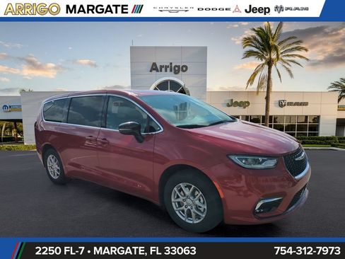 New 2026 Chrysler Pacifica Select FWD image 1