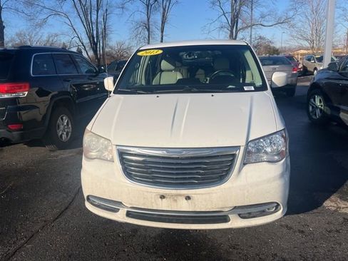 Used 2013 Chrysler Town & Country Touring image 2