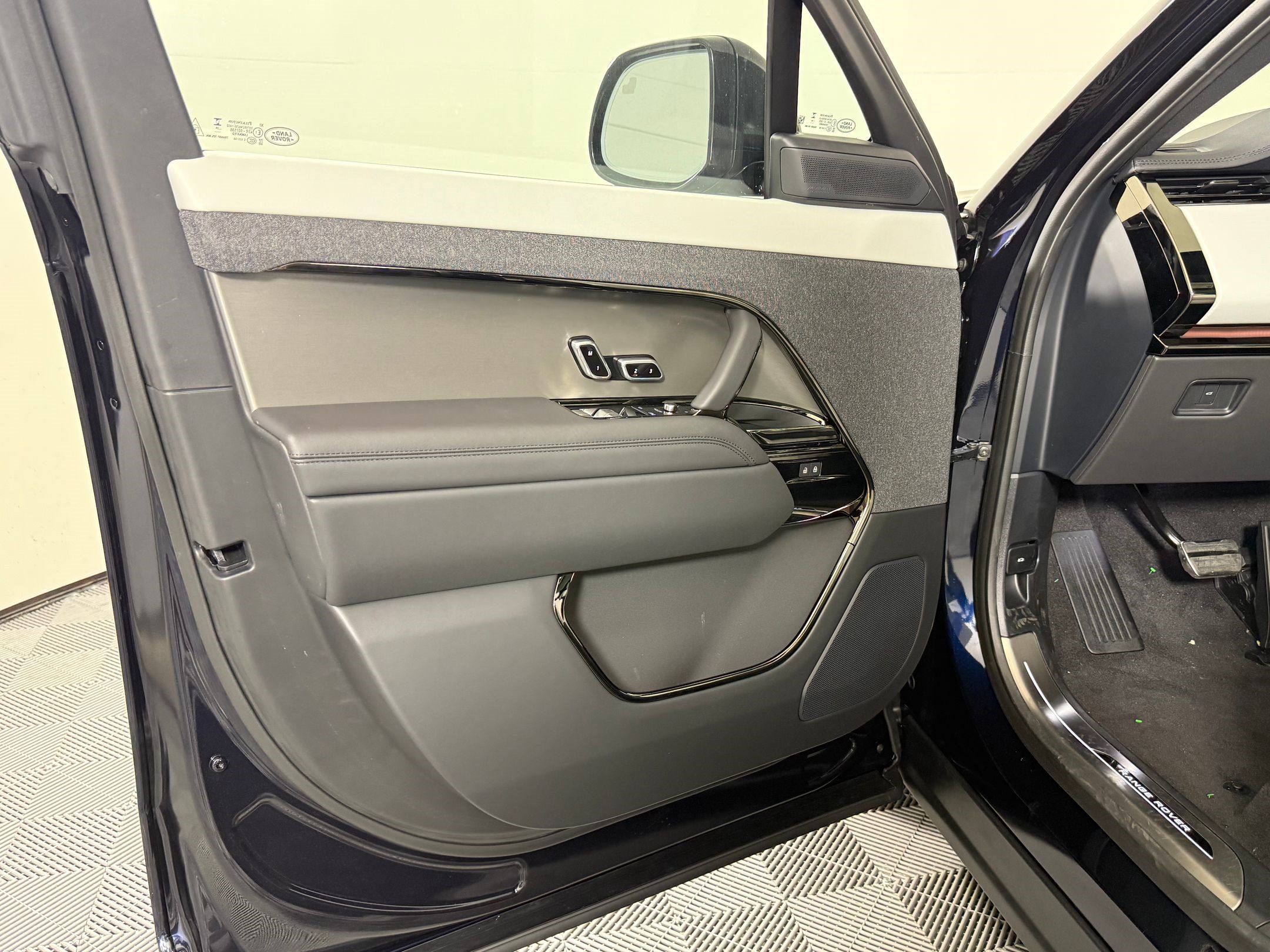 New 2026 Land Rover Range Rover Sport Dynamic SE AWD/4WD image 14