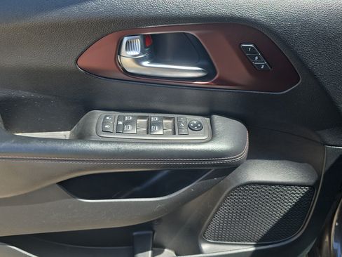Used 2020 Chrysler Pacifica Limited FWD image 16