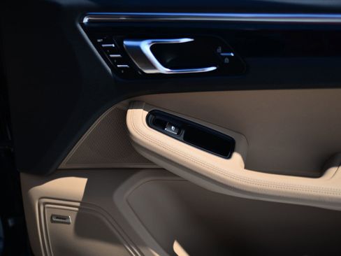 Certified 2025 Porsche Macan image 26