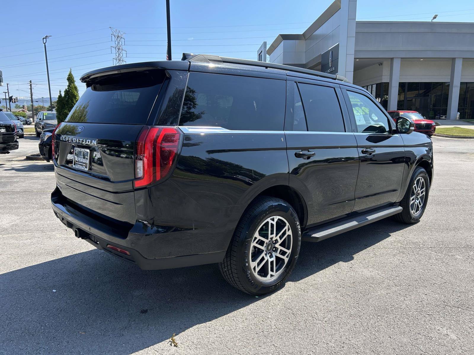 Used 2025 Ford Expedition Active RWD image 3