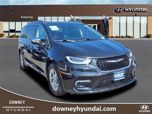Used 2022 Chrysler Pacifica Limited image 3
