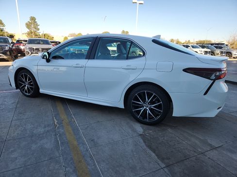 Used 2023 Toyota Camry SE image 4