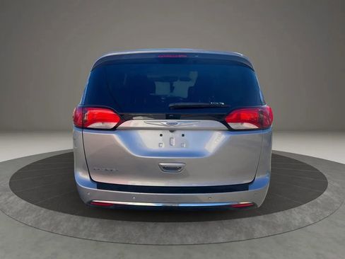 Used 2018 Chrysler Pacifica Touring-L w/ Premium Audio Group image 6