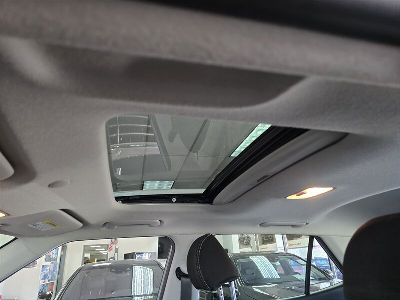 Used 2025 Hyundai Venue SEL FWD image 28