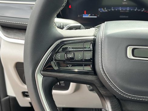 Used 2023 Jeep Grand Cherokee Overland AWD/4WD image 29