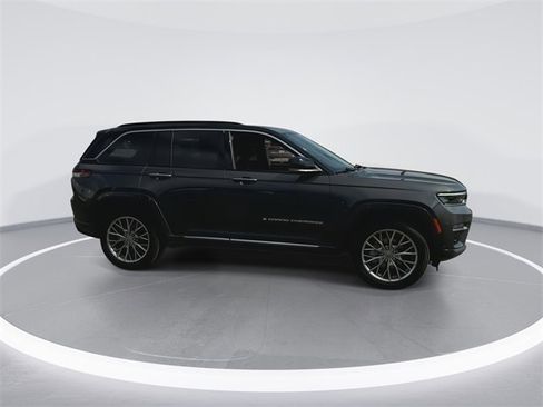 Used 2025 Jeep Grand Cherokee Summit image 2