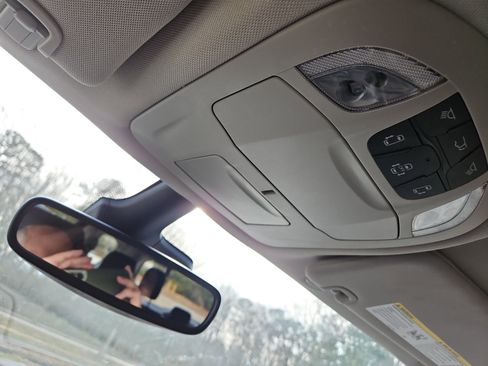 Used 2024 Chrysler Pacifica Touring-L image 29