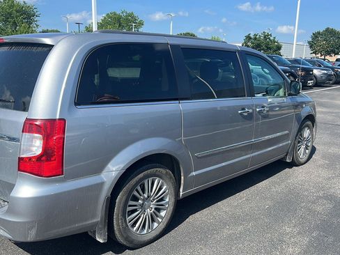 Used 2016 Chrysler Town & Country Touring-L w/ Driver Convenience Group FWD image 5