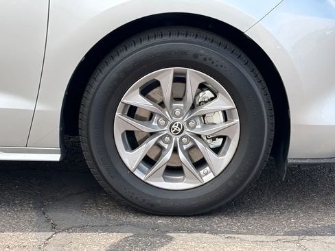 Used 2024 Toyota Sienna XLE FWD image 9