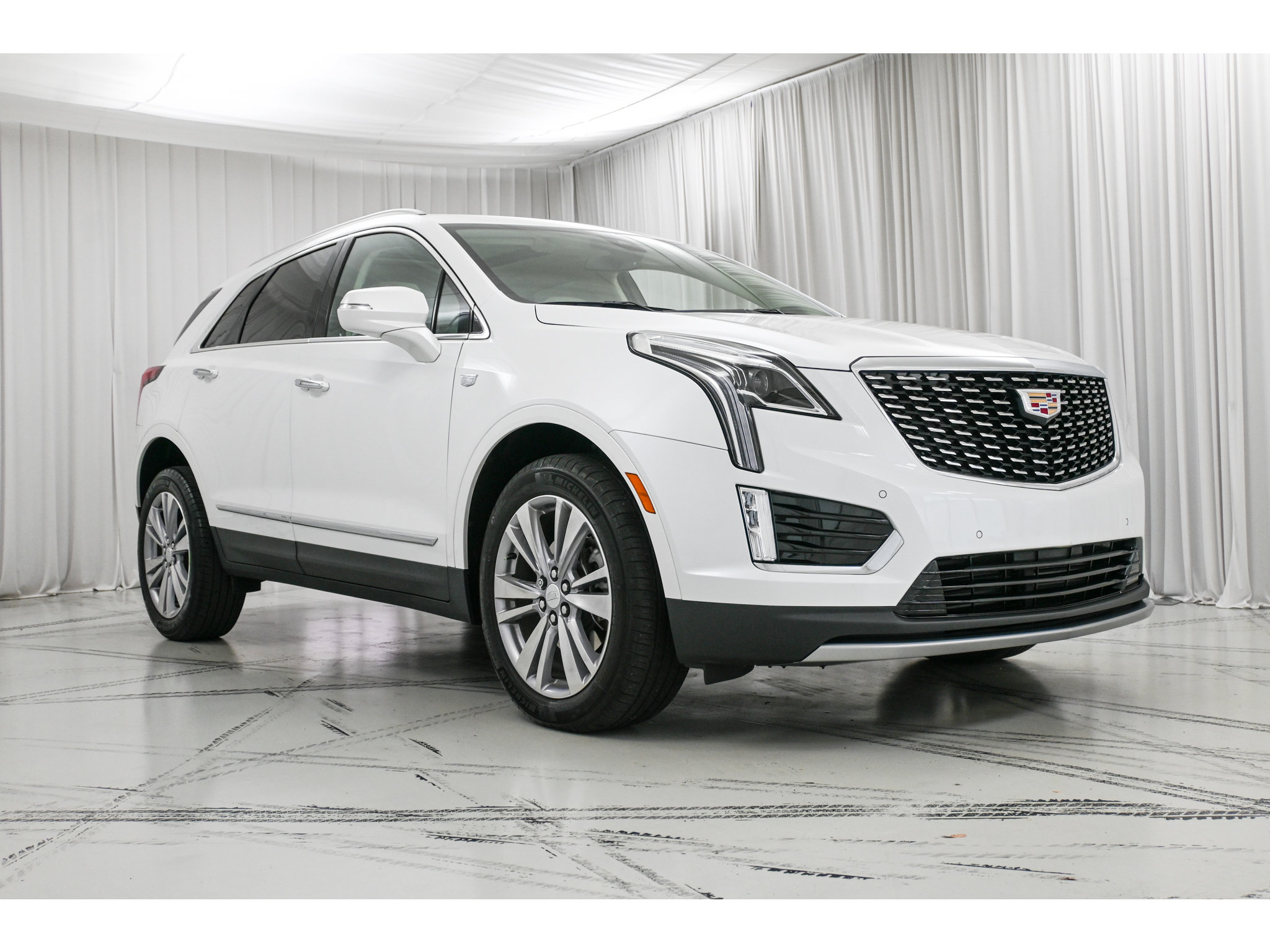 Used 2024 Cadillac XT5 Premium Luxury AWD/4WD image 2