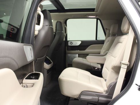 Used 2022 Lincoln Navigator Reserve image 13