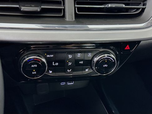 Used 2025 Chevrolet Trax LT w/ LT Convenience Package image 23