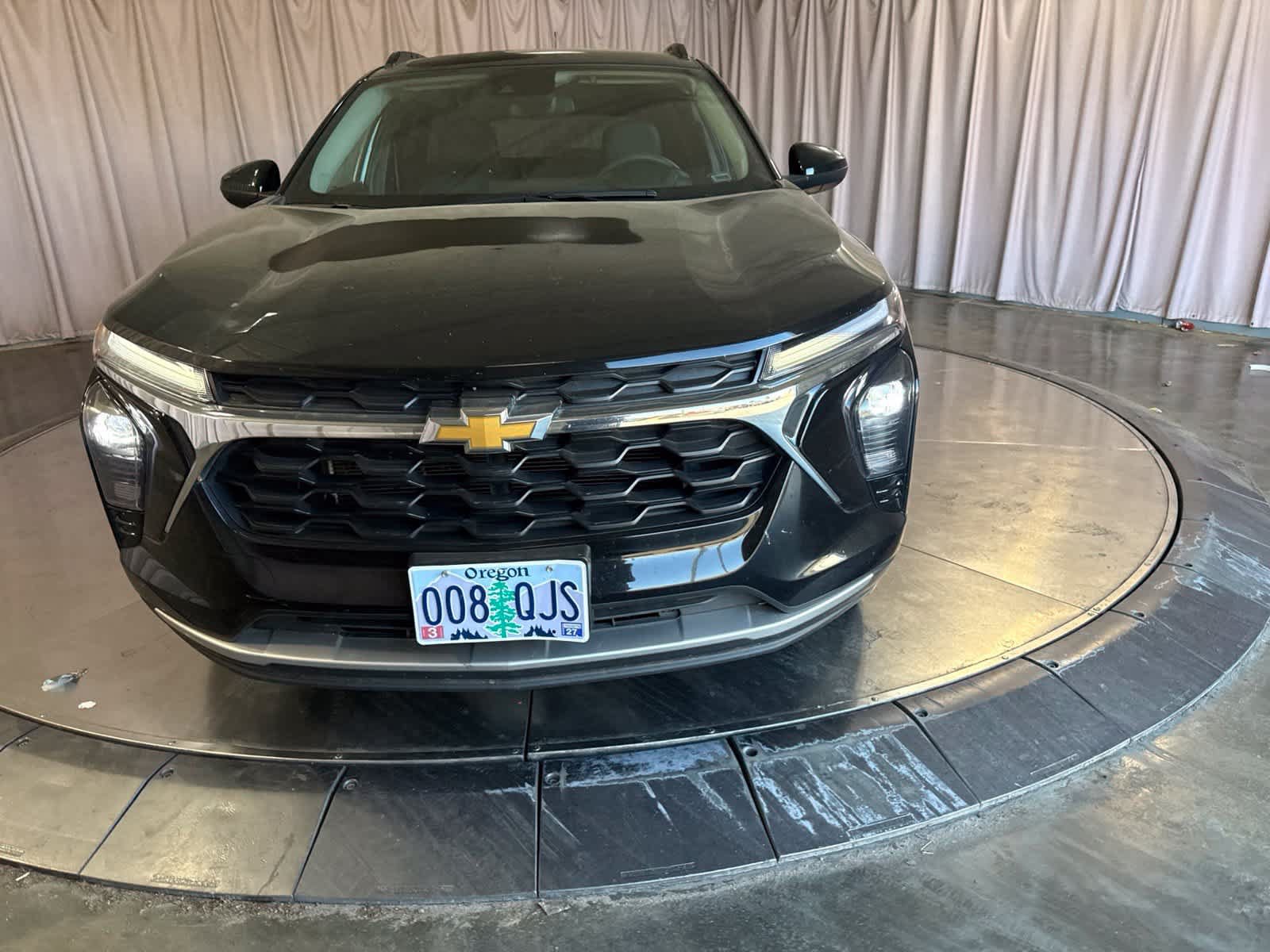 Used 2025 Chevrolet Trax LT FWD image 2