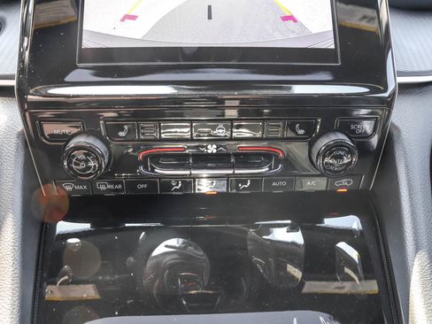 New 2025 Jeep Grand Cherokee Altitude image 19