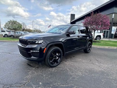 Used 2023 Jeep Grand Cherokee Limited w/ Black Appearance Package AWD/4WD image 4