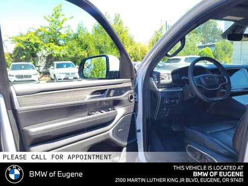 Used 2022 Jeep Wagoneer Series III AWD/4WD image 23