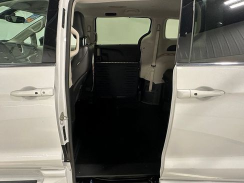 Used 2023 Chrysler Pacifica Touring-L FWD image 16