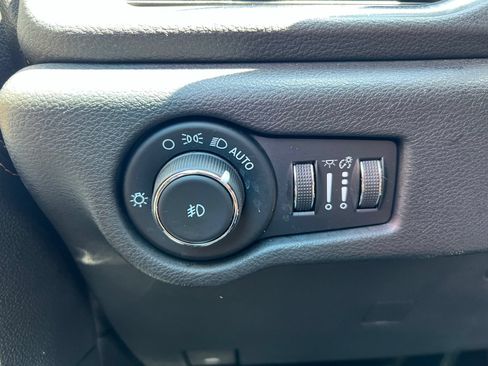 Used 2023 Chrysler Pacifica Pinnacle FWD image 43