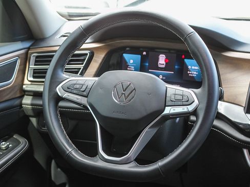 Used 2025 Volkswagen Atlas SE image 16