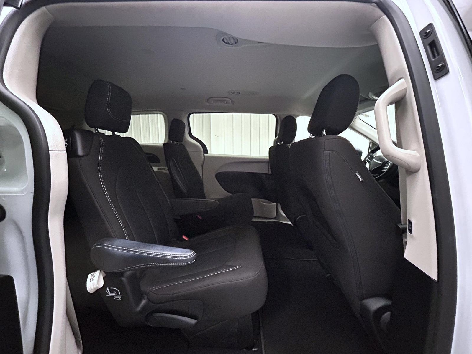 Used 2023 Chrysler Voyager LX FWD image 17