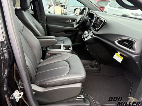 New 2026 Chrysler Voyager LX image 21