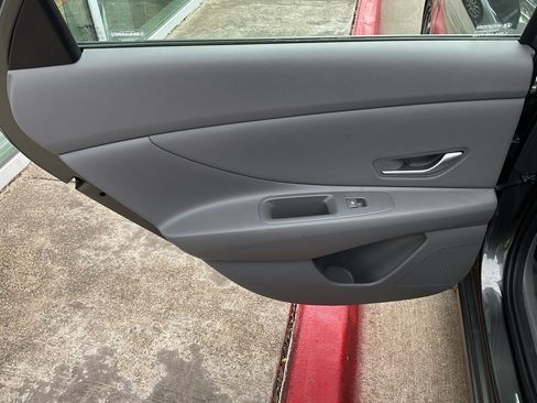 Used 2025 Hyundai Elantra SEL image 17