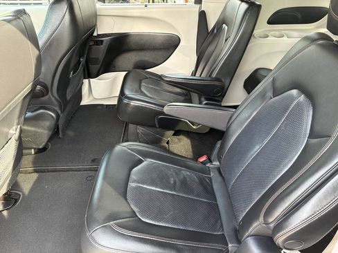 Used 2019 Chrysler Pacifica Touring-L FWD image 39