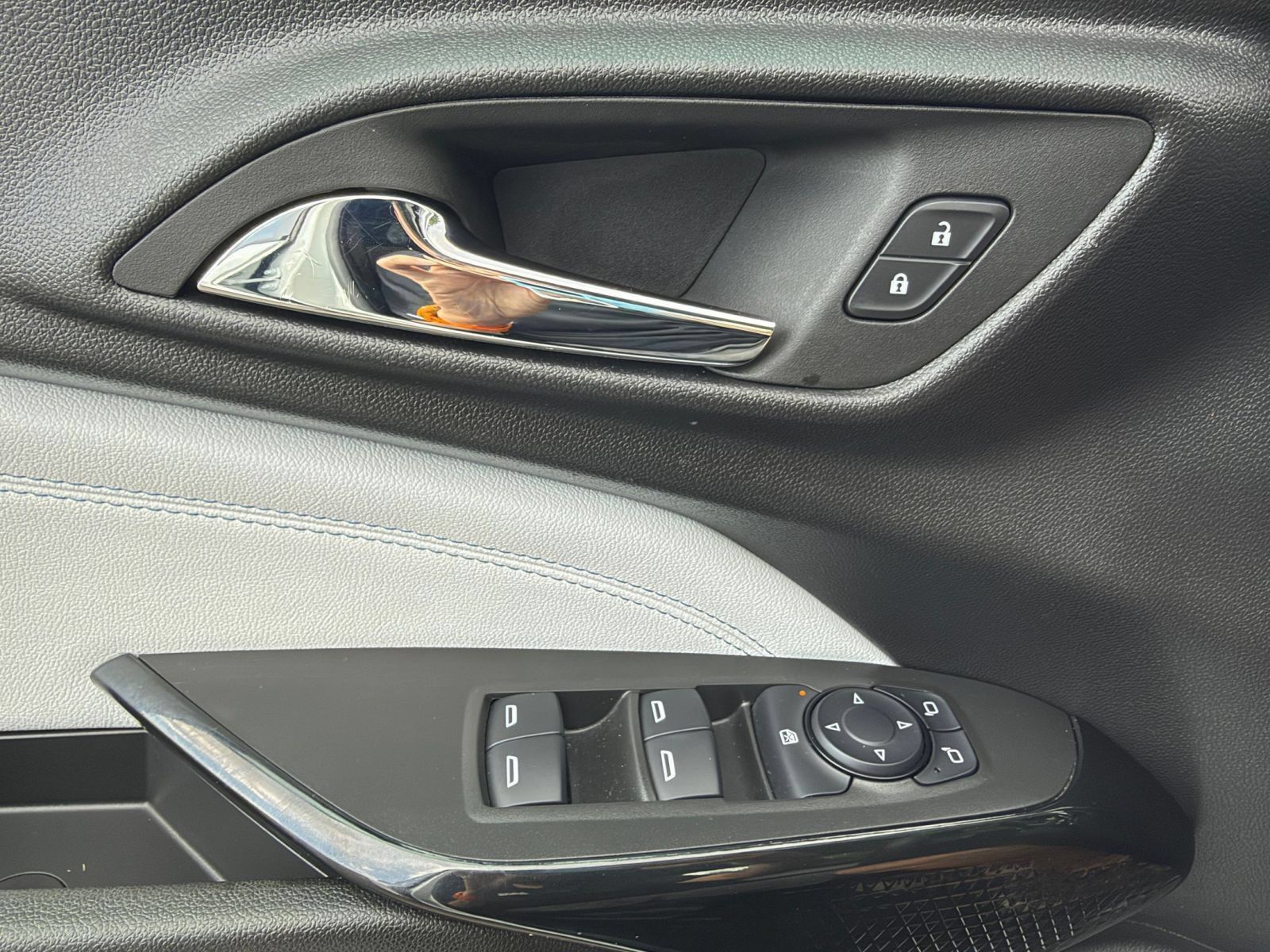Used 2025 Chevrolet Trax LT FWD image 18