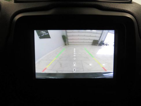 Used 2020 Jeep Renegade Latitude FWD image 21