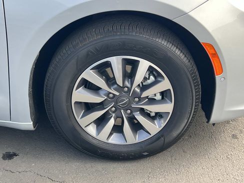 Used 2022 Chrysler Pacifica Limited w/ Uconnect Theater Family Group image 32