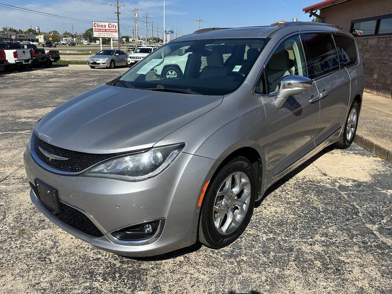 Used 2017 Chrysler Pacifica Limited w/ Advanced Safetytec Group FWD image 5