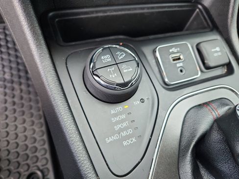 Used 2020 Jeep Cherokee Trailhawk w/ Cold Weather Group image 33