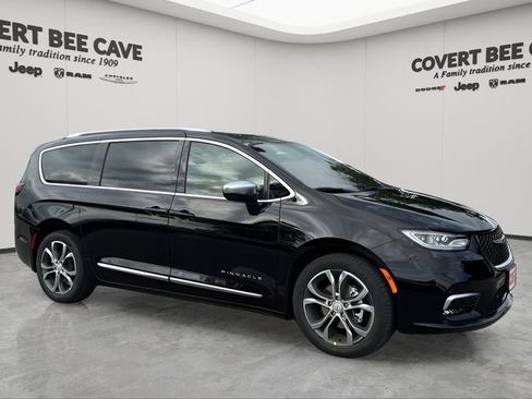 New 2026 Chrysler Pacifica Pinnacle image 1
