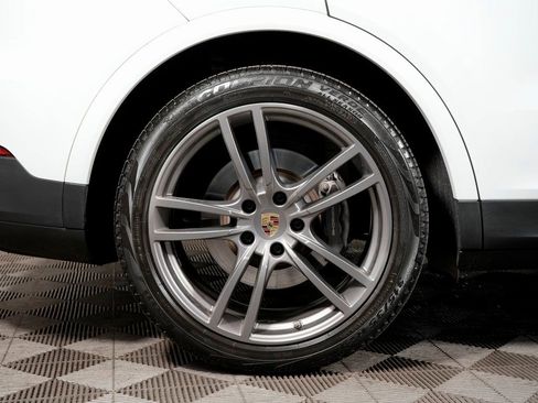 Certified 2022 Porsche Cayenne Platinum Edition image 39