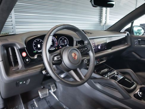 Certified 2025 Porsche Cayenne GTS AWD/4WD image 4