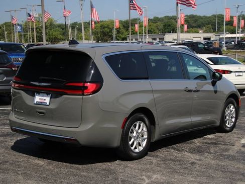 Used 2025 Chrysler Pacifica Select FWD image 9
