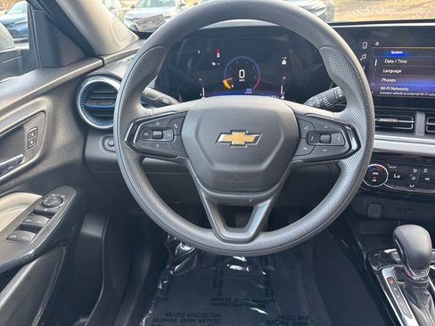 Used 2025 Chevrolet Trax LT image 17