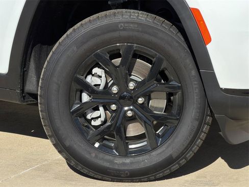 New 2025 Jeep Grand Cherokee L Altitude image 8