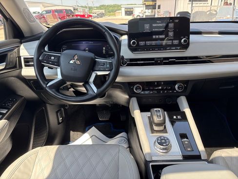 Used 2024 Mitsubishi Outlander 4WD Plug-In Hybrid image 7